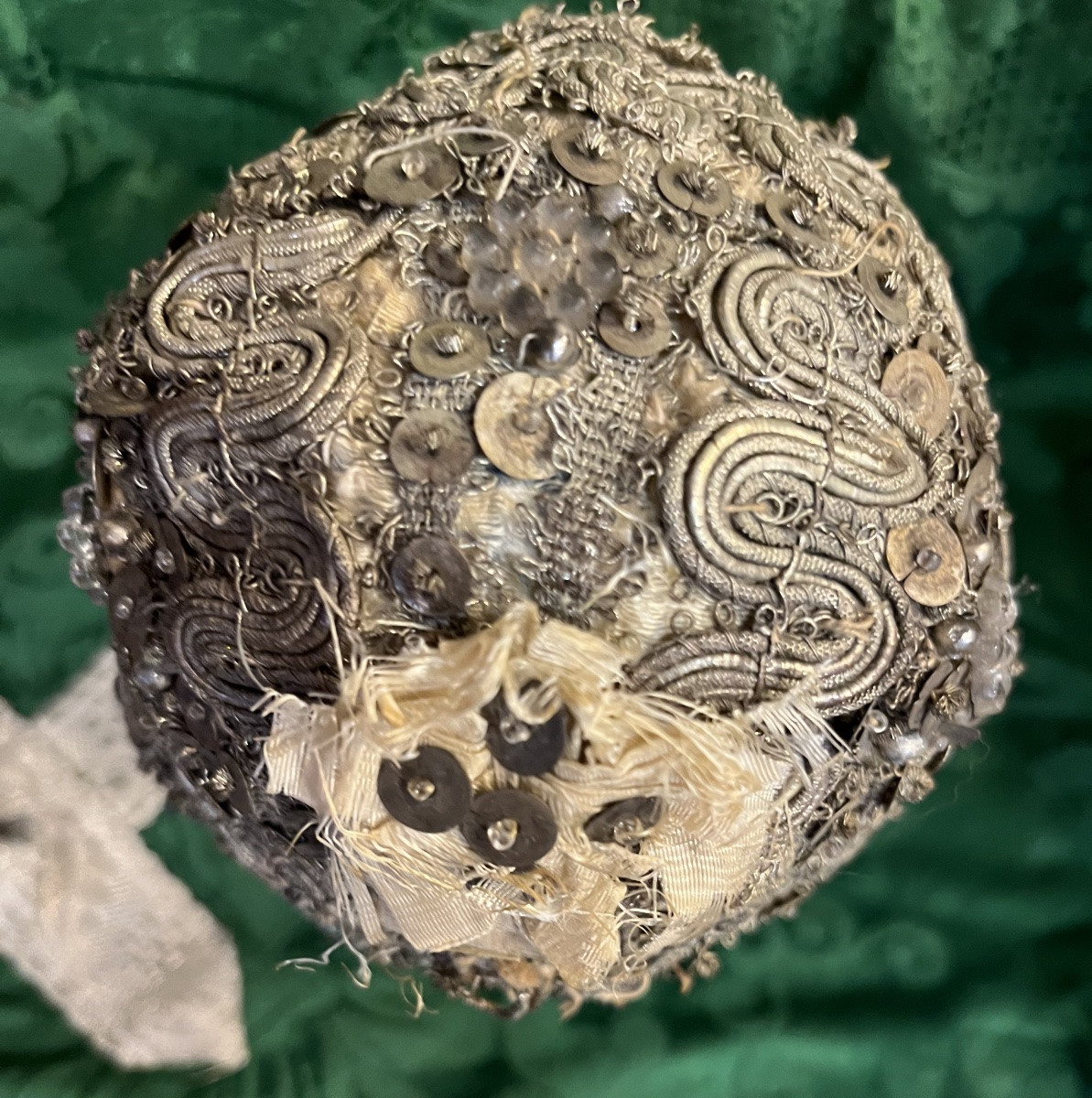 Petit bonnet d’enfant rebrodé en argent.  France, début XIX eme.-photo-2