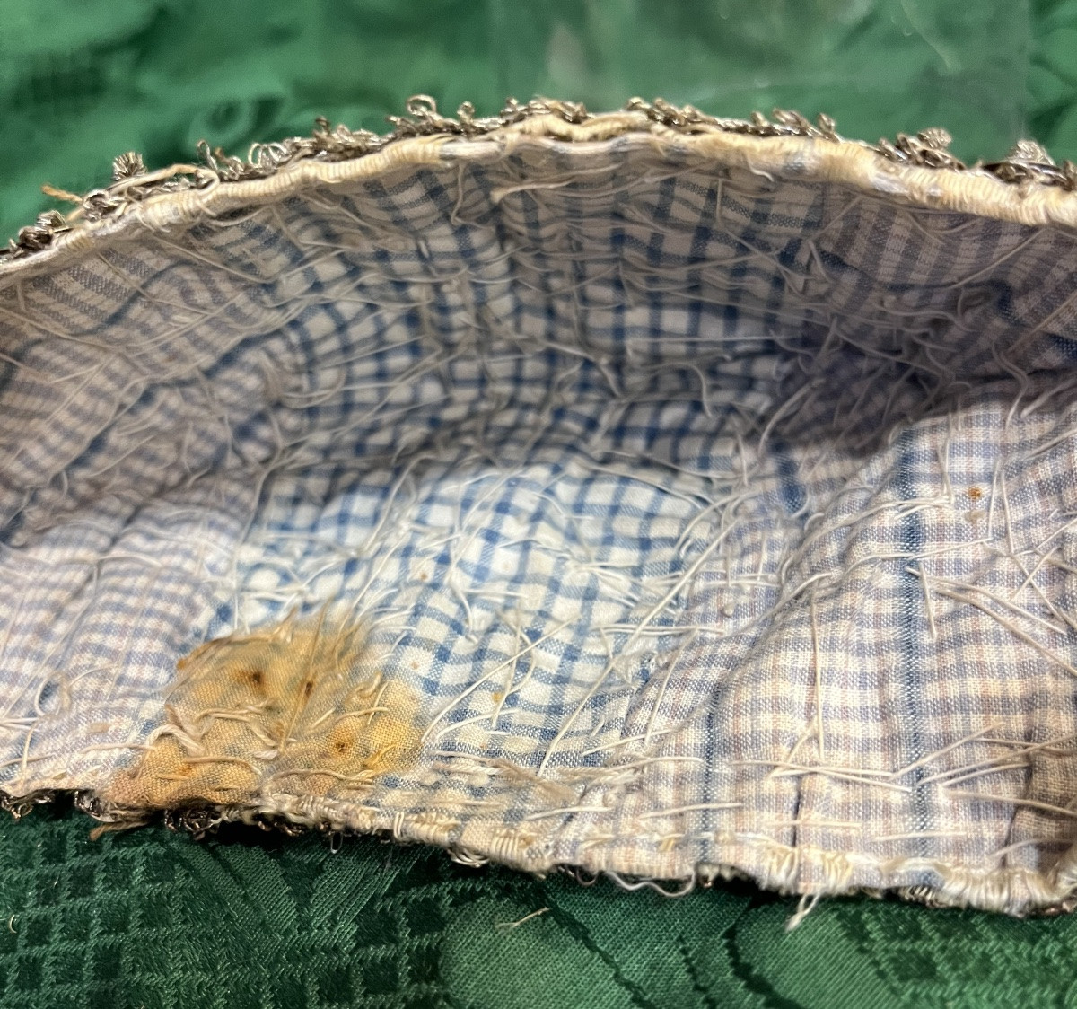 Petit bonnet d’enfant rebrodé en argent.  France, début XIX eme.-photo-6