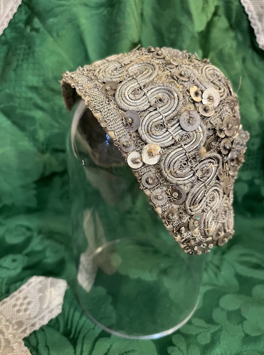 Petit bonnet d’enfant rebrodé en argent.  France, début XIX eme.