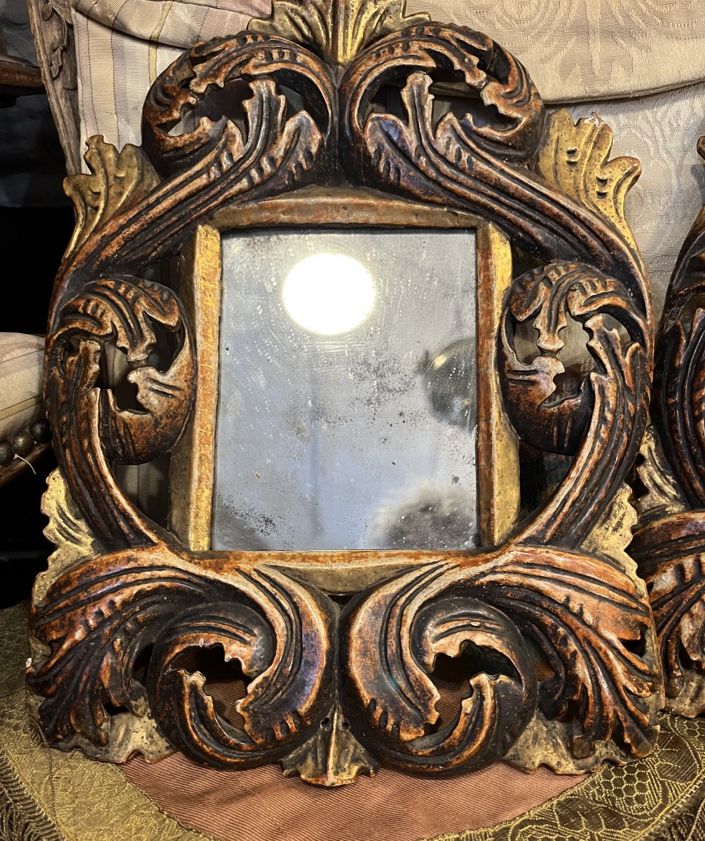 Paire de petits miroirs italiens, à volutes. Italie, XVIII éme siècle.-photo-2