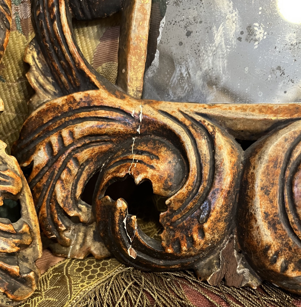 Paire de petits miroirs italiens, à volutes. Italie, XVIII éme siècle.-photo-4