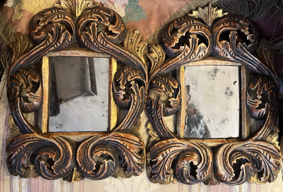 Paire de petits miroirs italiens, à volutes. Italie, XVIII éme siècle.