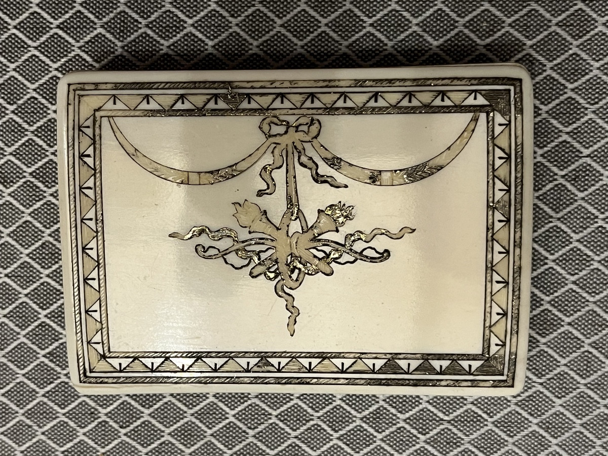 Small Box Made Of Precious Material, 18th Century Period, Engraved.-photo-2