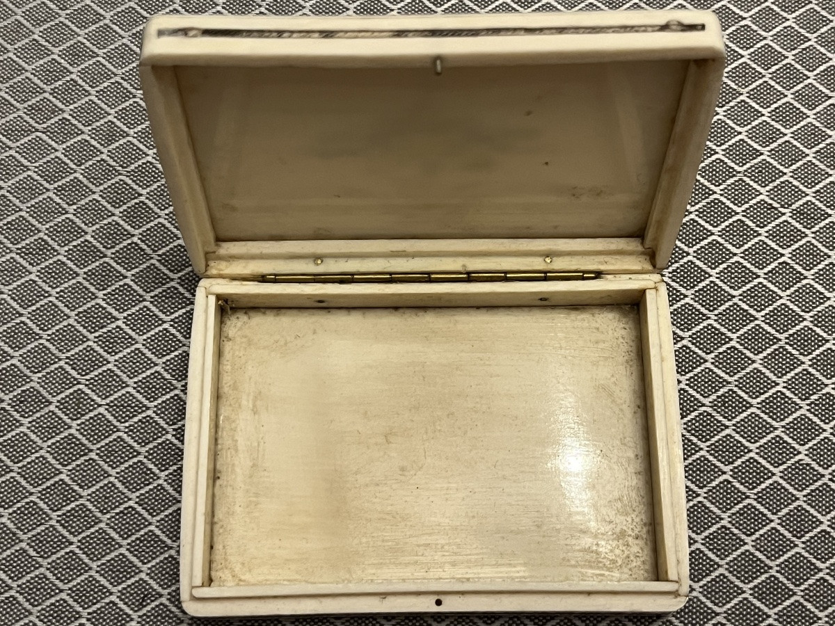 Small Box Made Of Precious Material, 18th Century Period, Engraved.-photo-1