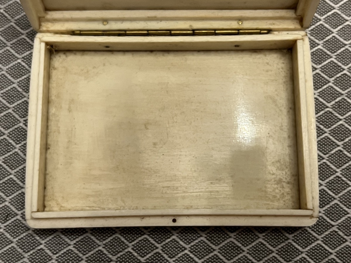 Small Box Made Of Precious Material, 18th Century Period, Engraved.-photo-2