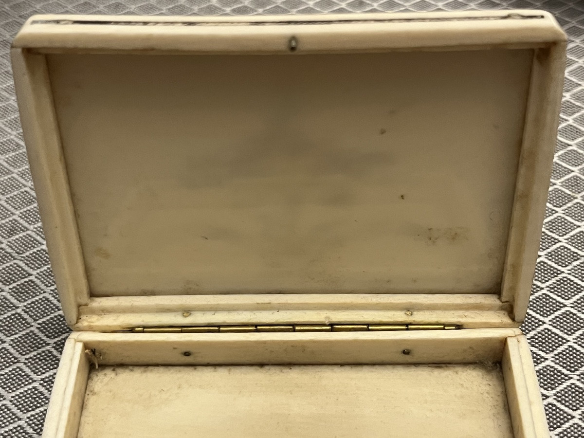 Small Box Made Of Precious Material, 18th Century Period, Engraved.-photo-3