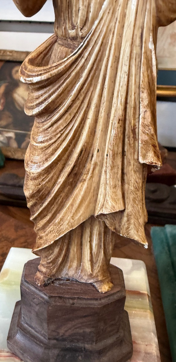 Christ en matière précieuse, bénissant le monde, vêtu d’un ample manteau très plissé.XIX eme .-photo-4