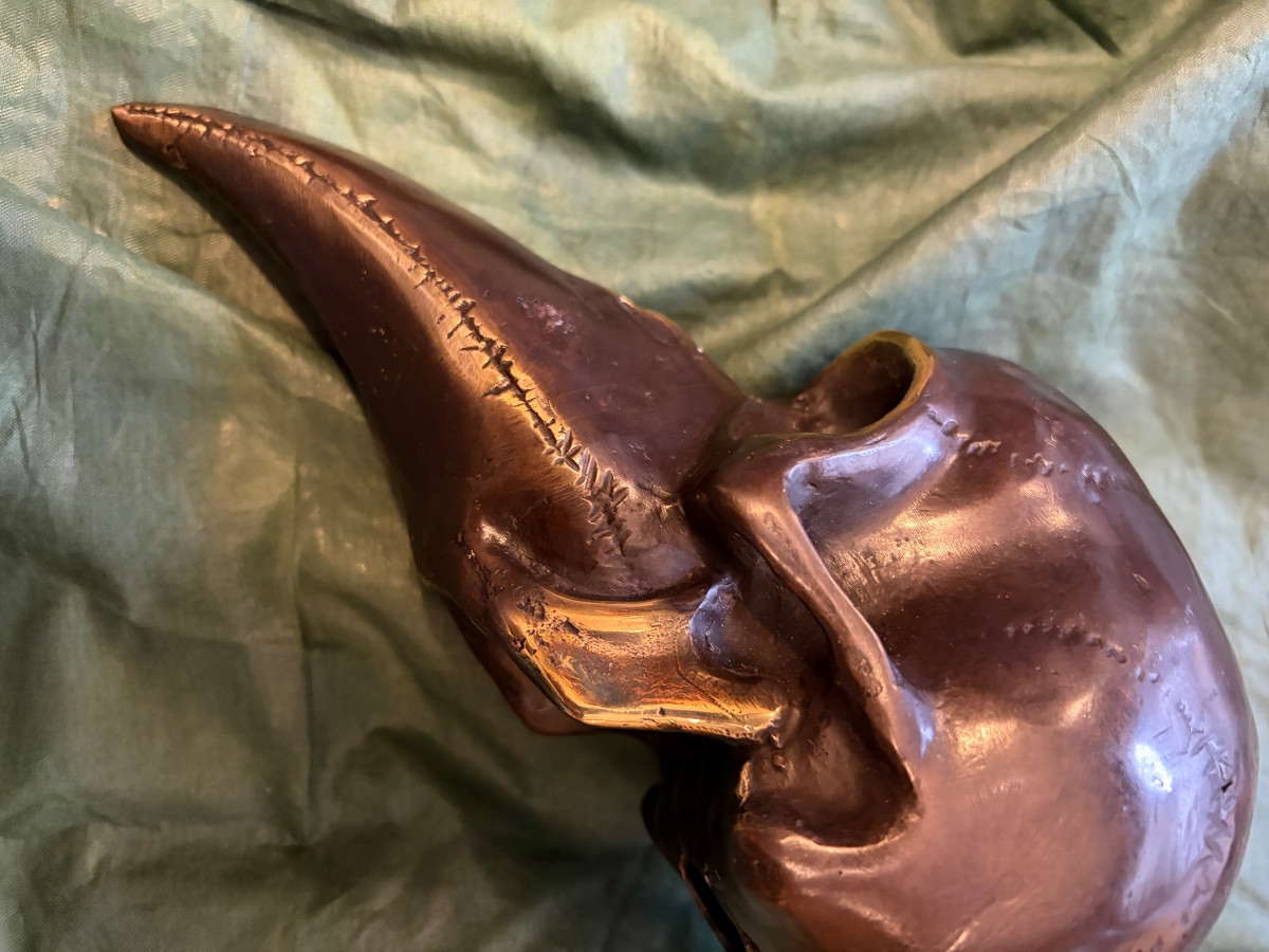 Sculpture en bronze dans le goût des masques vénitiens, XX eme siècle. -photo-1