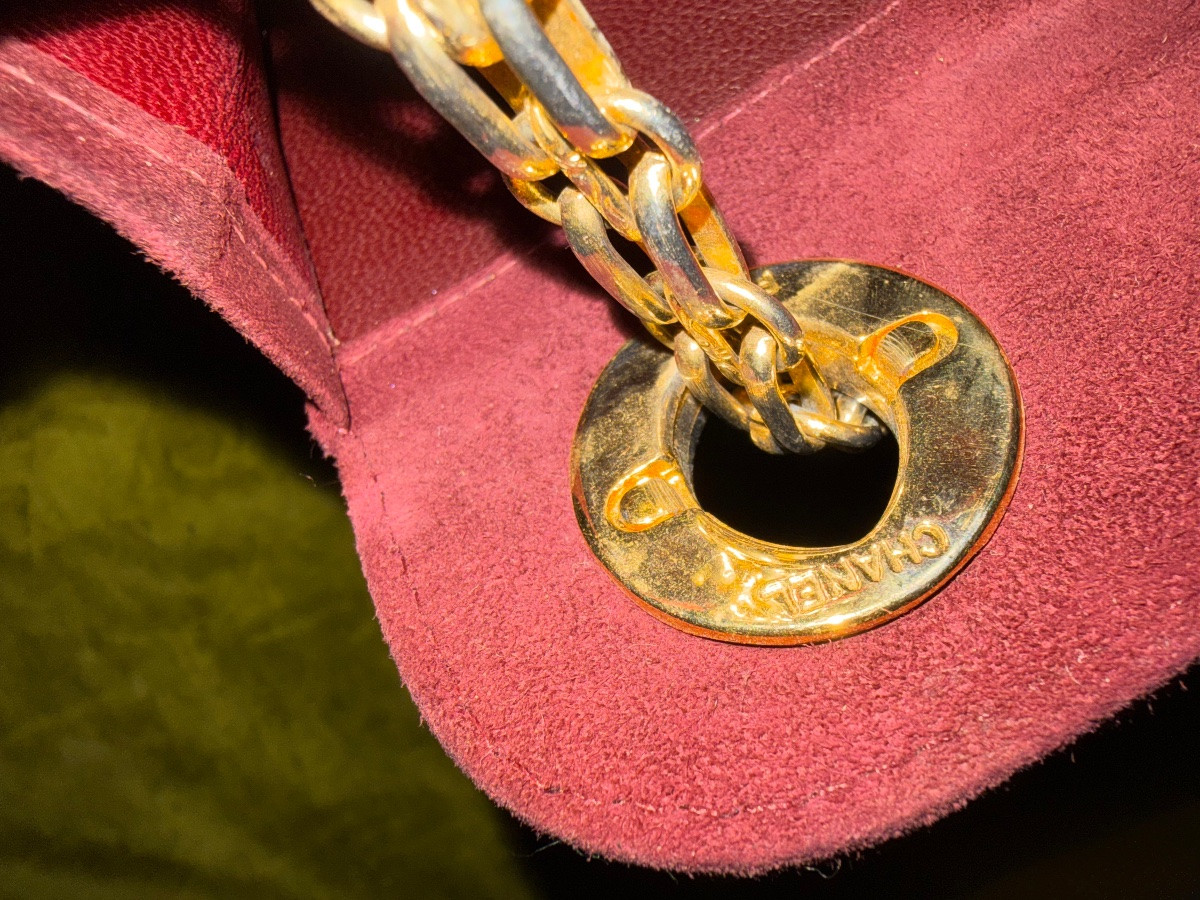 Quilted Skin Handbag, Chanel, Burgundy Color. Gold Shoulder Strap. Very Good Condition.-photo-2