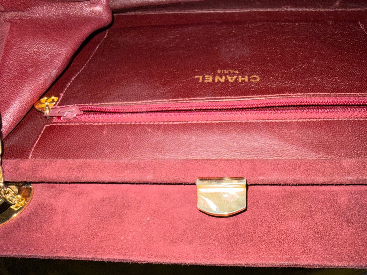 Quilted Skin Handbag, Chanel, Burgundy Color. Gold Shoulder Strap. Very Good Condition.-photo-3