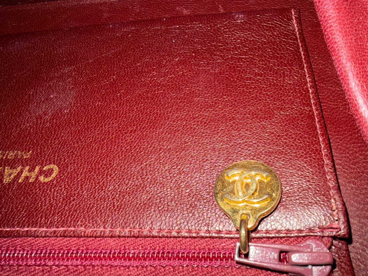 Quilted Skin Handbag, Chanel, Burgundy Color. Gold Shoulder Strap. Very Good Condition.-photo-4