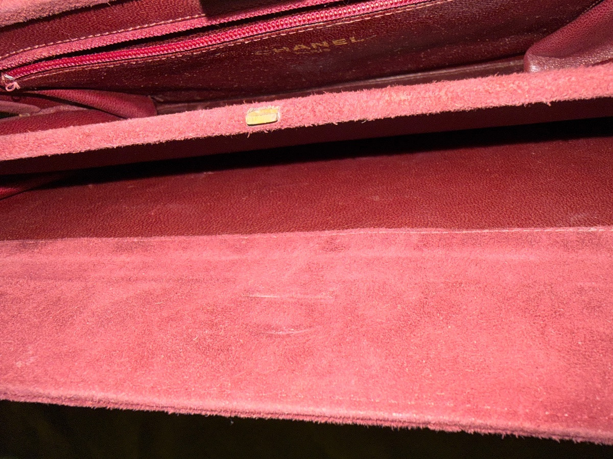 Quilted Skin Handbag, Chanel, Burgundy Color. Gold Shoulder Strap. Very Good Condition.-photo-2