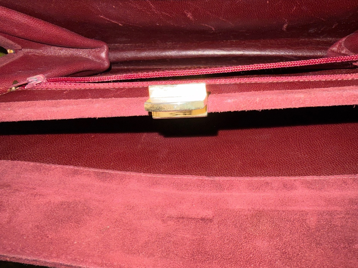 Quilted Skin Handbag, Chanel, Burgundy Color. Gold Shoulder Strap. Very Good Condition.-photo-6