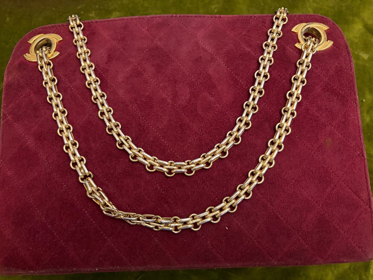 Quilted Skin Handbag, Chanel, Burgundy Color. Gold Shoulder Strap. Very Good Condition.