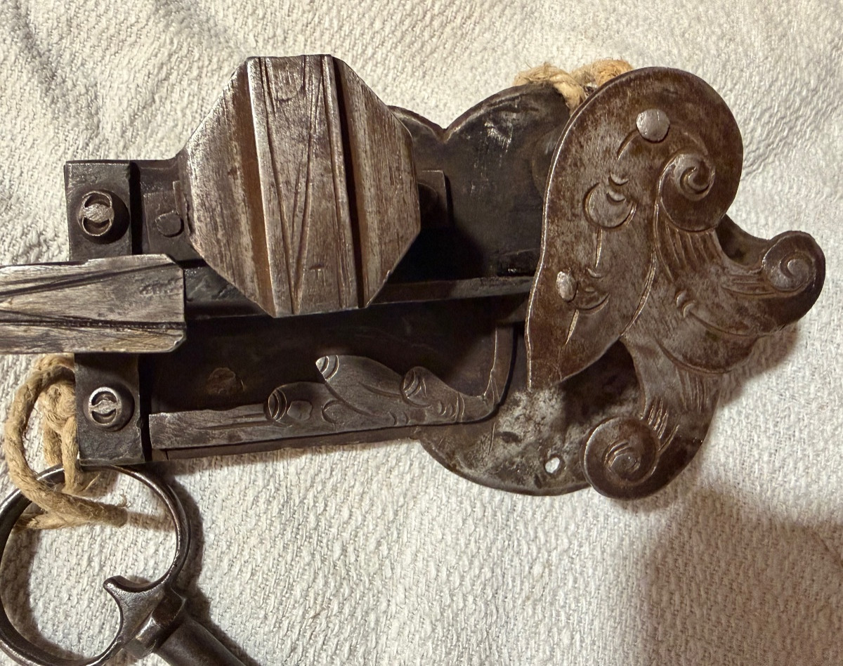 Engraved Iron Lock, In Working Condition, 18th Century.-photo-2