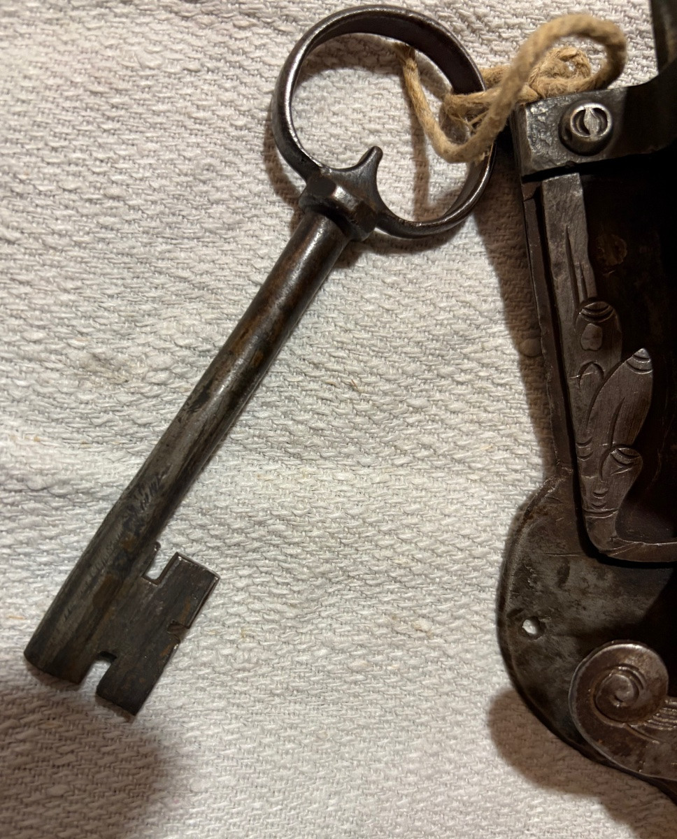 Engraved Iron Lock, In Working Condition, 18th Century.-photo-3