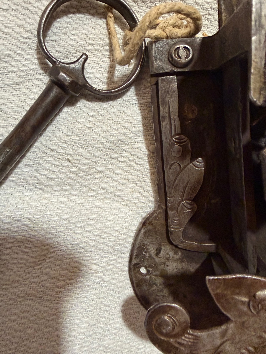 Engraved Iron Lock, In Working Condition, 18th Century.-photo-4