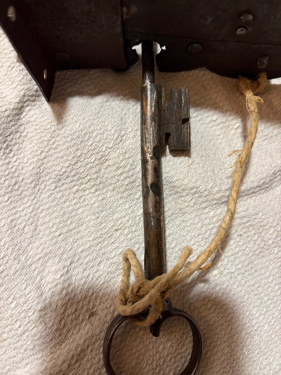 Engraved Iron Lock, In Working Condition, 18th Century.-photo-3