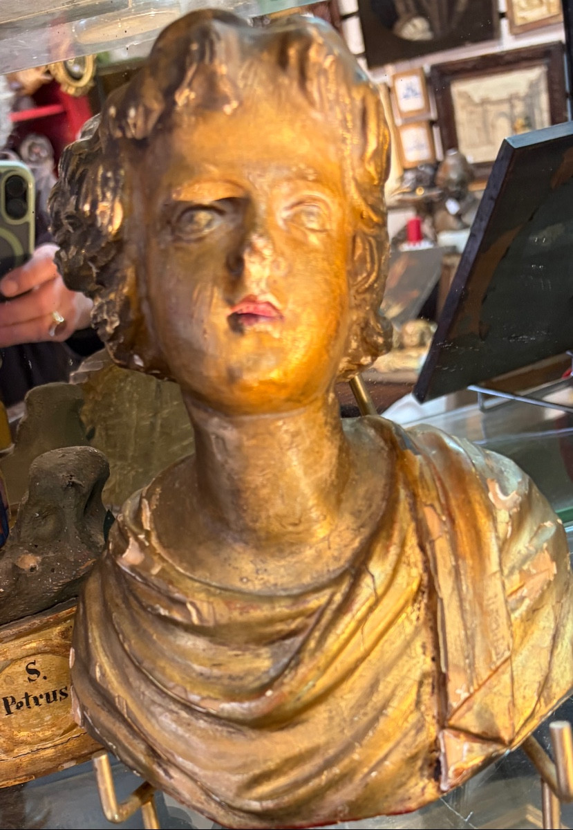 Buste en bois sculpté anciennement doré. Tête de jeune homme ou d’ange. XVIII éme siècle. 