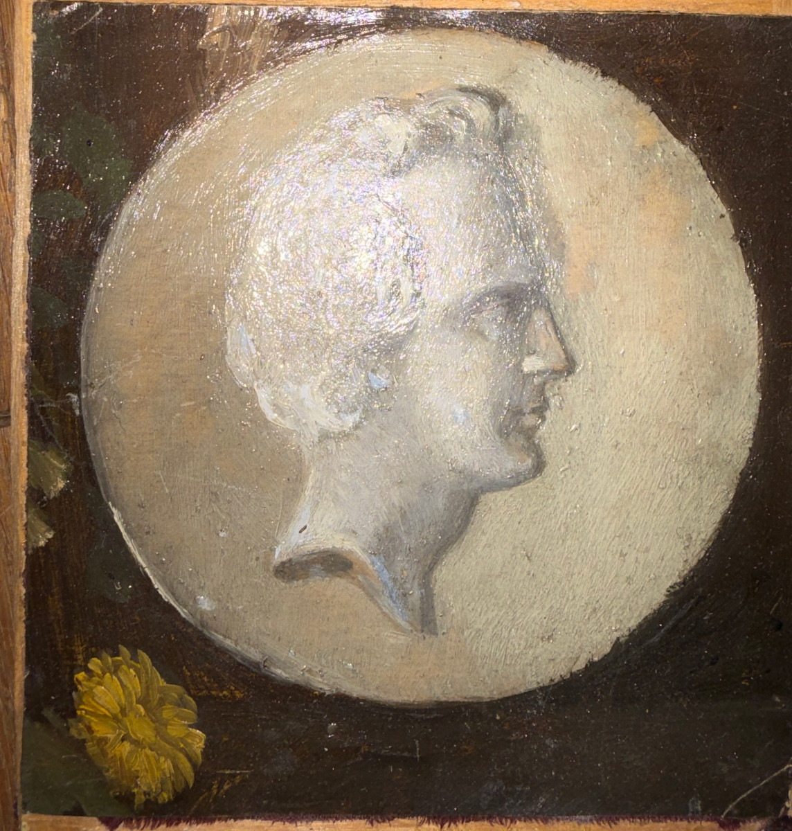 Fragment d’huile sur toile, portrait de profil d’un jeune homme, dans un tondo blanc. Début XIX