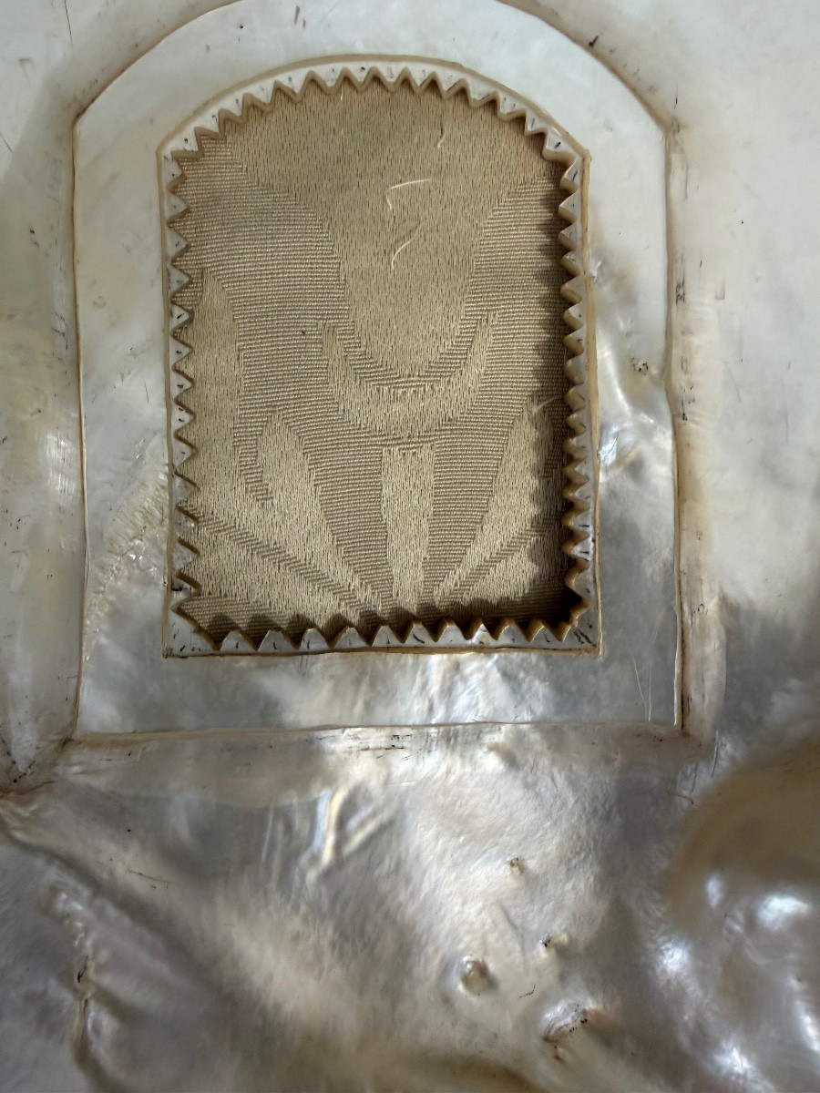 Grand coquillage de nacre, repercé d’une petite fenêtre aux bords dentelés, cadre à photos. -photo-2