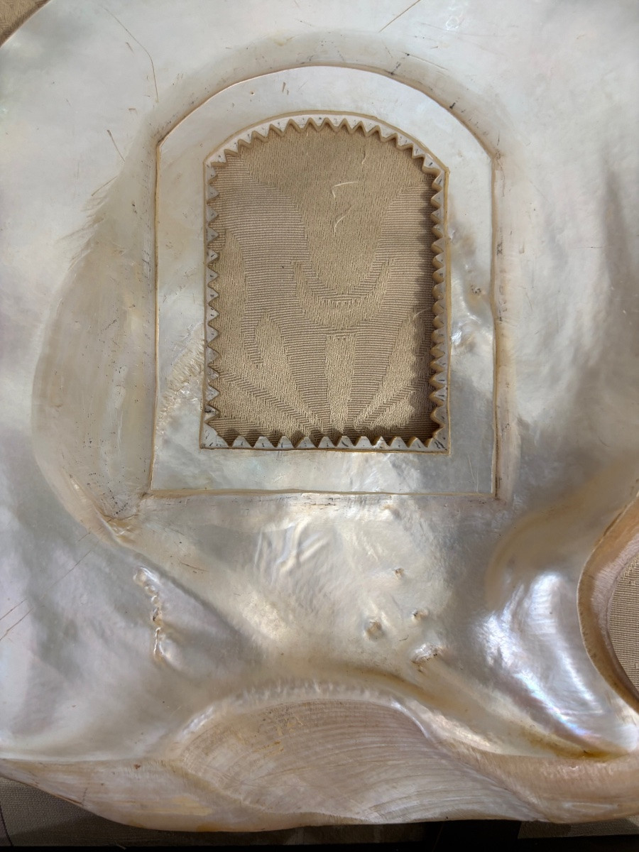 Grand coquillage de nacre, repercé d’une petite fenêtre aux bords dentelés, cadre à photos. -photo-3
