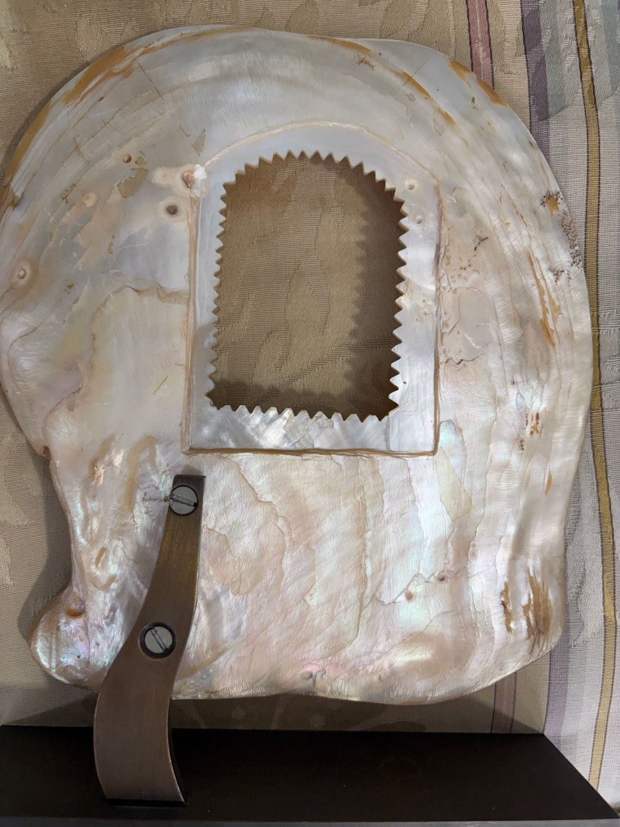 Grand coquillage de nacre, repercé d’une petite fenêtre aux bords dentelés, cadre à photos. -photo-5