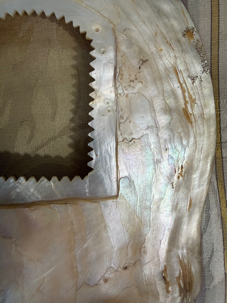 Grand coquillage de nacre, repercé d’une petite fenêtre aux bords dentelés, cadre à photos. -photo-6