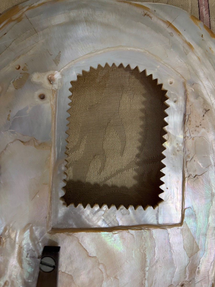 Grand coquillage de nacre, repercé d’une petite fenêtre aux bords dentelés, cadre à photos. -photo-7