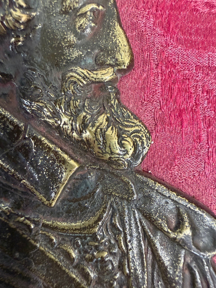 Portrait d’Henri IV , en bronze patiné, lauré, dans un encadrement en bois doré .-photo-2