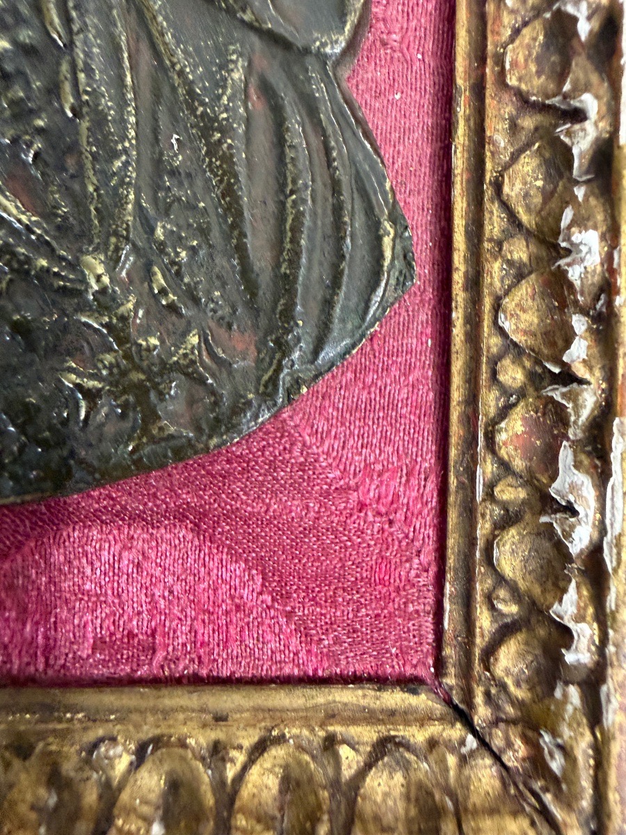 Portrait d’Henri IV , en bronze patiné, lauré, dans un encadrement en bois doré .-photo-3