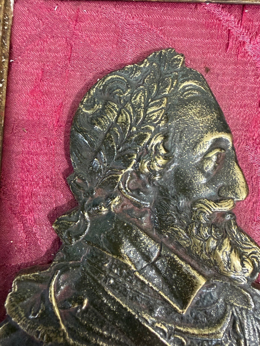 Portrait d’Henri IV , en bronze patiné, lauré, dans un encadrement en bois doré .-photo-4