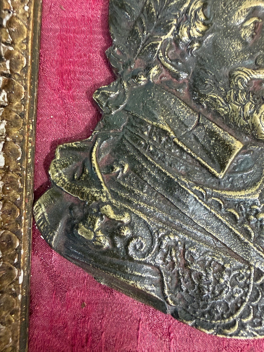 Portrait d’Henri IV , en bronze patiné, lauré, dans un encadrement en bois doré .-photo-1