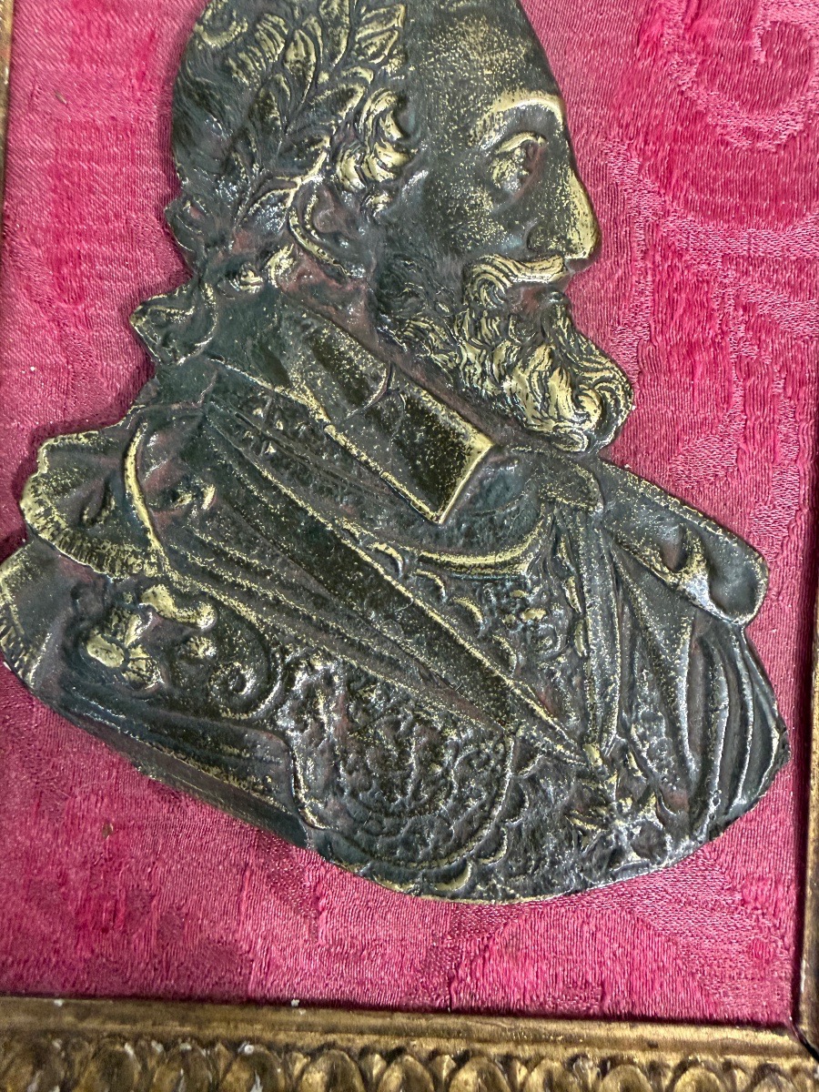 Portrait d’Henri IV , en bronze patiné, lauré, dans un encadrement en bois doré .-photo-2