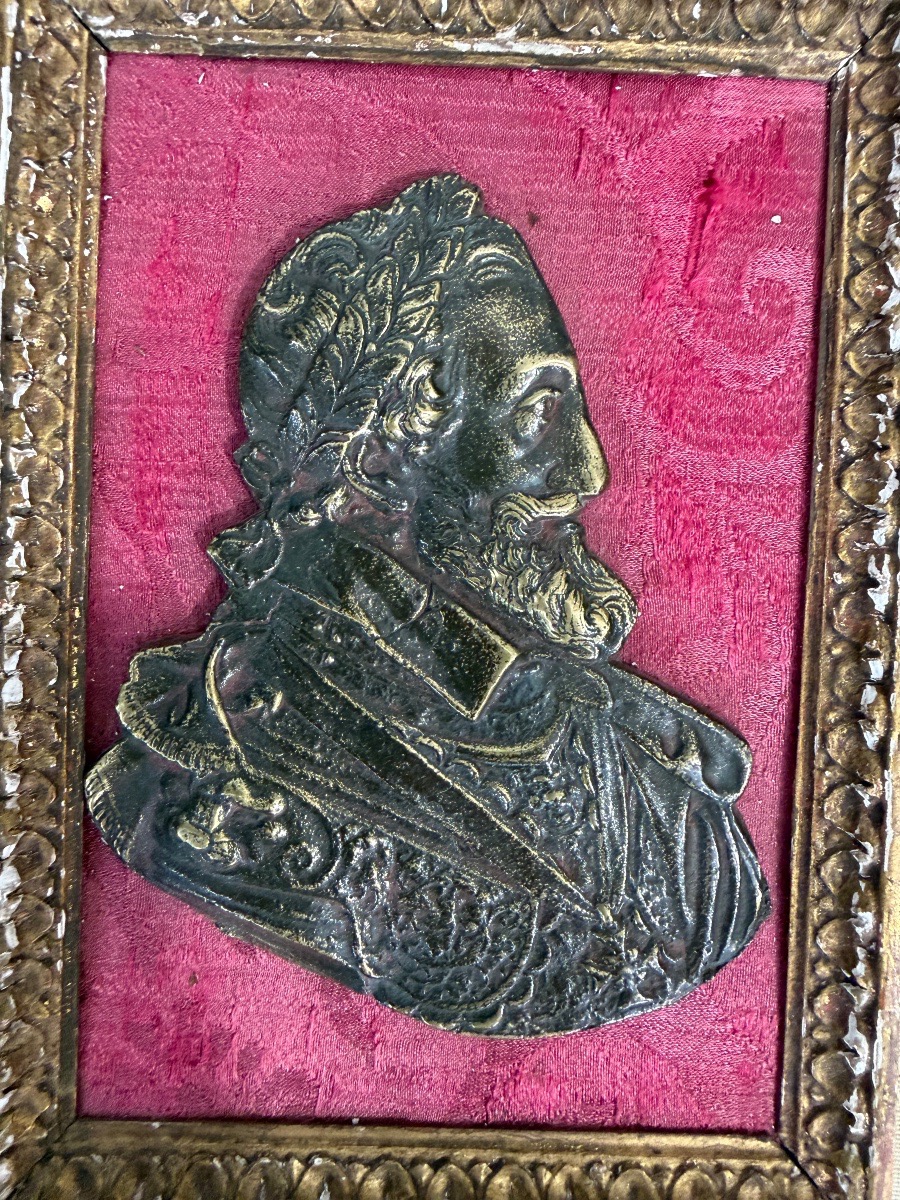 Portrait d’Henri IV , en bronze patiné, lauré, dans un encadrement en bois doré .-photo-3