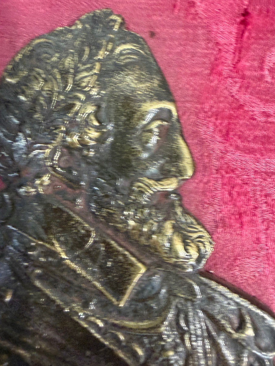 Portrait d’Henri IV , en bronze patiné, lauré, dans un encadrement en bois doré .-photo-4