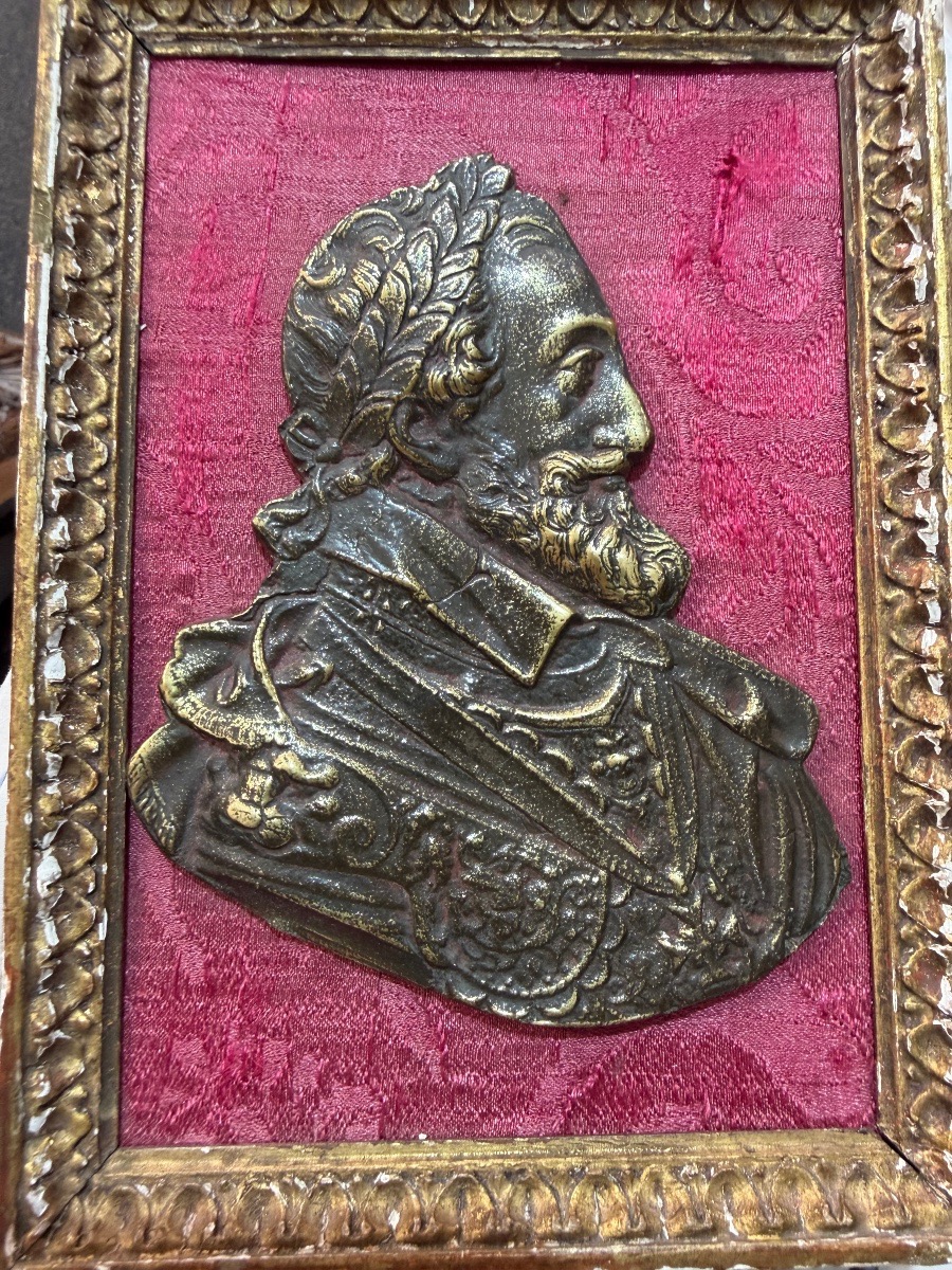 Portrait d’Henri IV , en bronze patiné, lauré, dans un encadrement en bois doré .