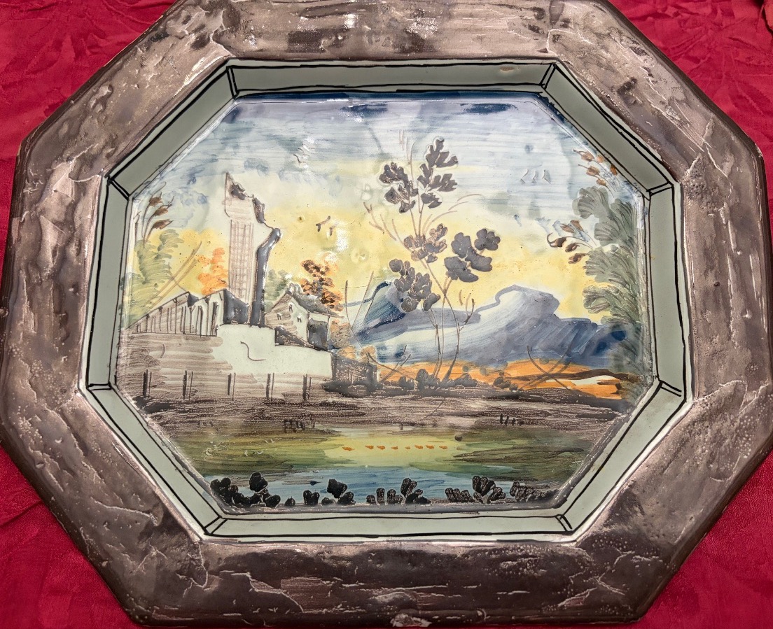 Plat en majolique de Savone ( Italie),  octogonal, XVIII eme siecle, parfait état.