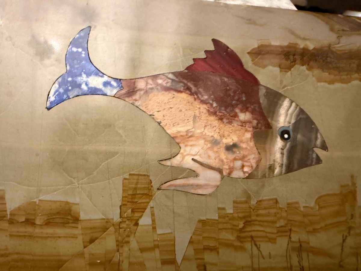 Plaque de paésine, avec une incrustation de gros poisson en marbres de couleurs. XX éme siècle.-photo-2