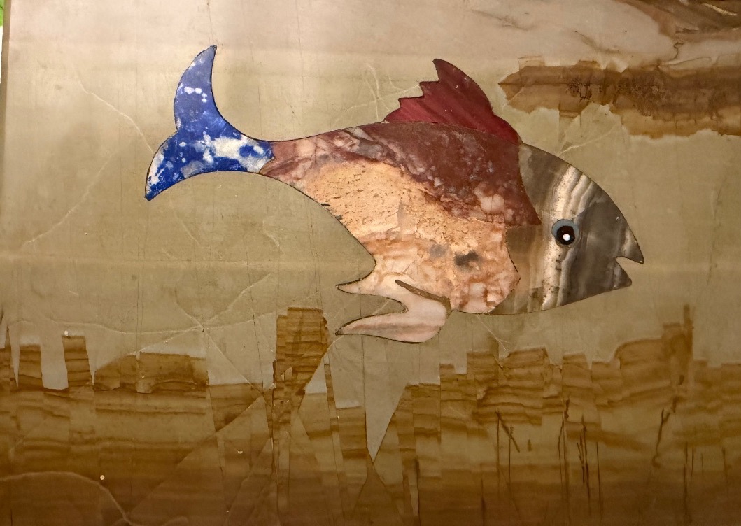 Plaque de paésine, avec une incrustation de gros poisson en marbres de couleurs. XX éme siècle.
