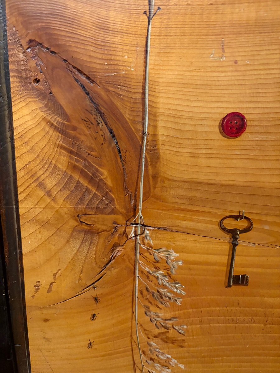 Trompe-l-oeil au brin d’avoine, fourmis, clé, bouton, sur bois, XXeme siècle.-photo-1