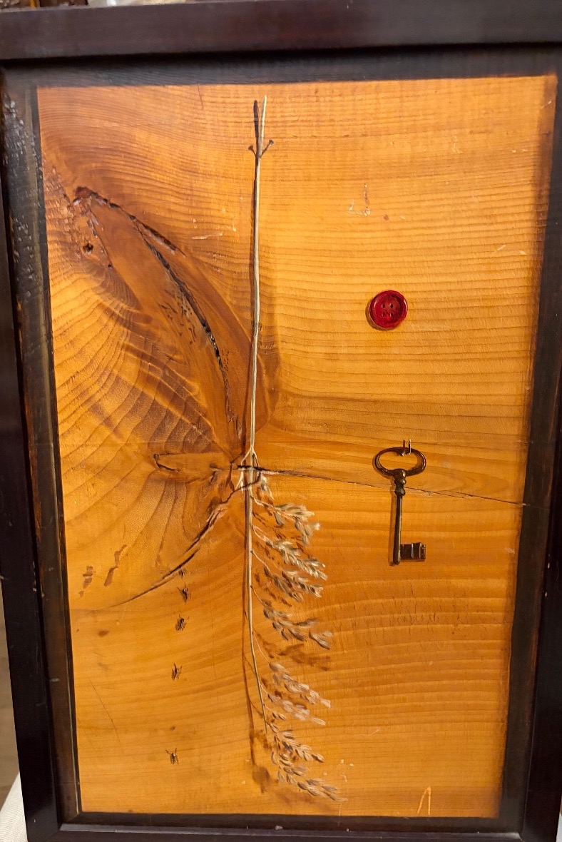Trompe-l-oeil au brin d’avoine, fourmis, clé, bouton, sur bois, XXeme siècle.