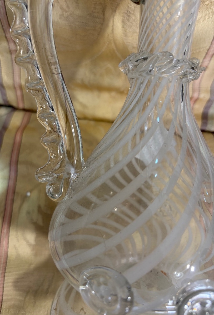Grande aiguière en verre soufflé, décorée de filaments blancs, Venise, XX éme siècle.-photo-4