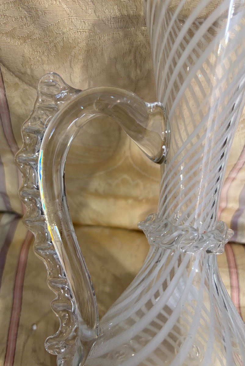 Grande aiguière en verre soufflé, décorée de filaments blancs, Venise, XX éme siècle.-photo-1
