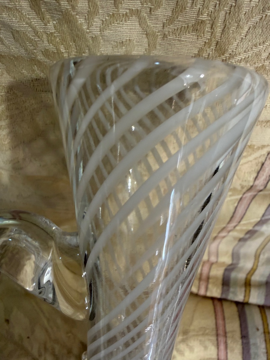 Grande aiguière en verre soufflé, décorée de filaments blancs, Venise, XX éme siècle.-photo-3