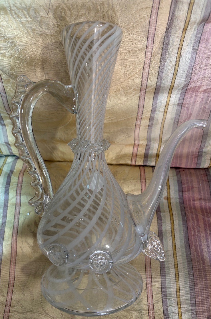 Grande aiguière en verre soufflé, décorée de filaments blancs, Venise, XX éme siècle.-photo-5
