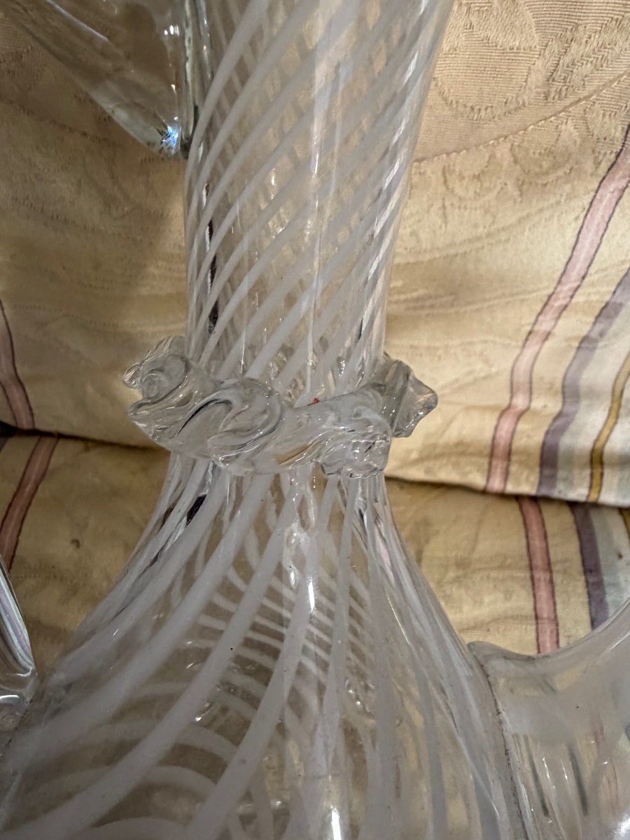 Grande aiguière en verre soufflé, décorée de filaments blancs, Venise, XX éme siècle.-photo-8
