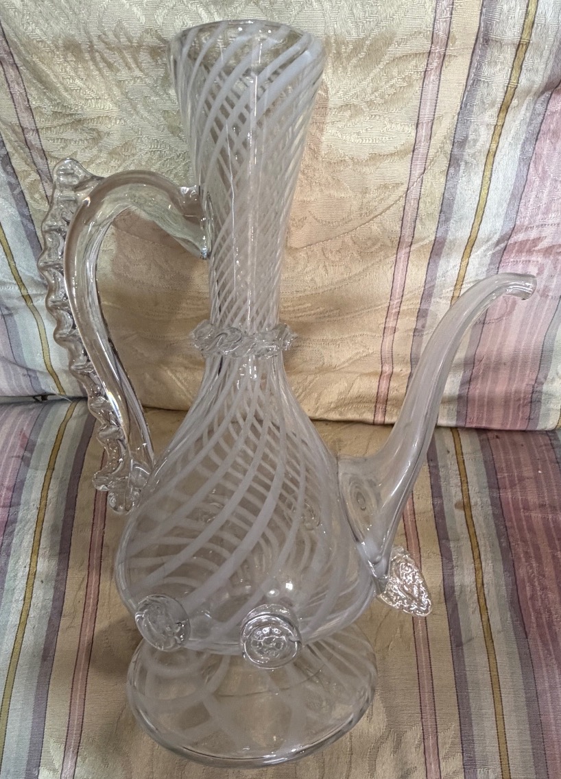 Grande aiguière en verre soufflé, décorée de filaments blancs, Venise, XX éme siècle.