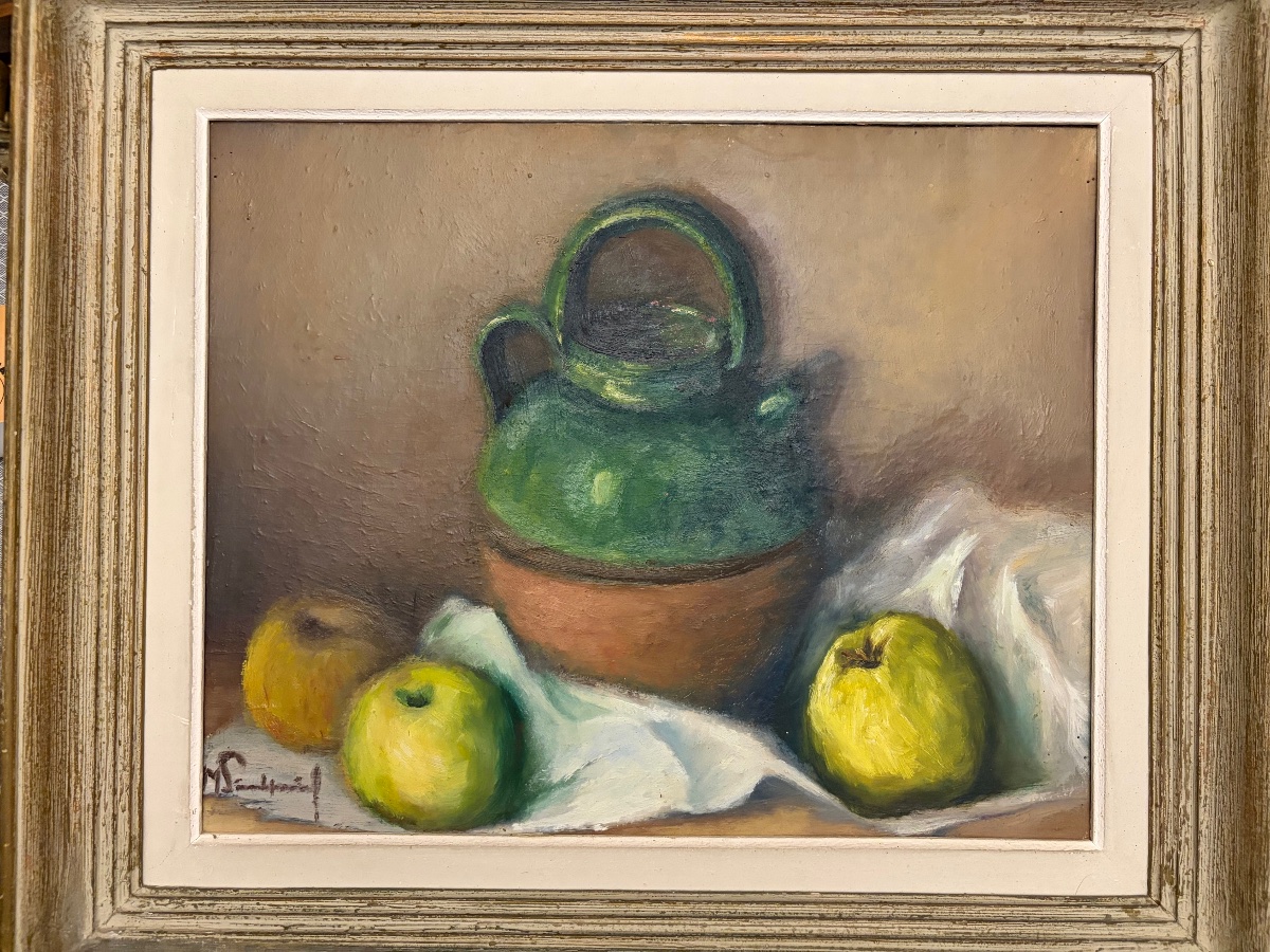 Nature morte à la chevrette vernissée verte et aux pommes . Vers 1960. France.