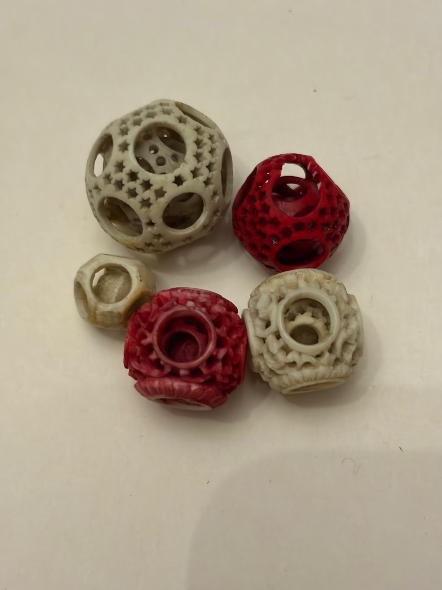 Ensemble de cinq petites boules de Canton, en ivoire, XIX eme siècle. 